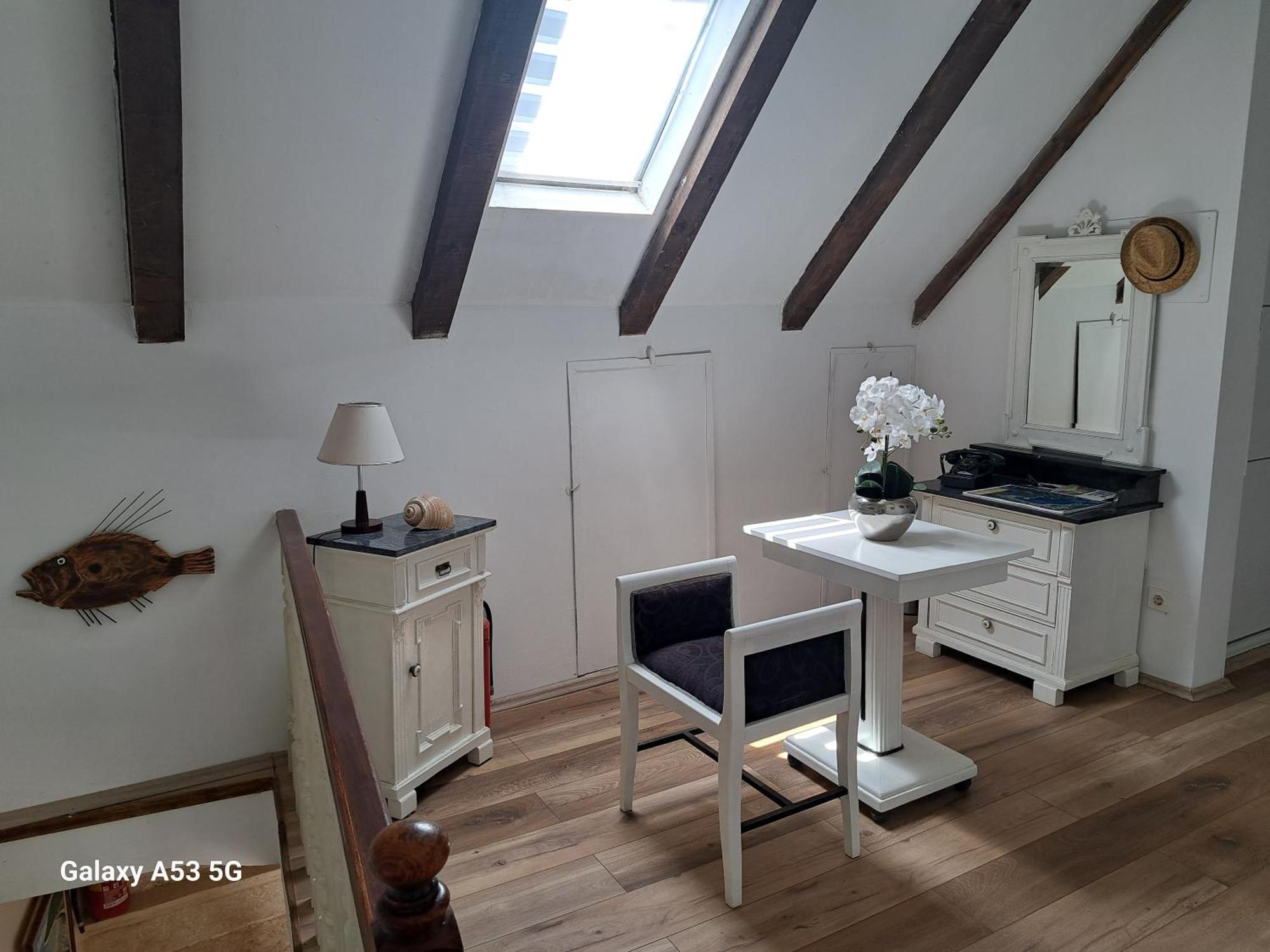 Heritage Rooms Kut Вис Екстериор снимка